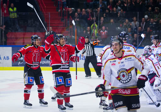 Örebros Tim Wallace gör 2-0 och jublar med Örebros