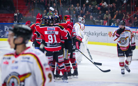 Örebros Tim Wallace gör 2-0 och jublar med Örebros