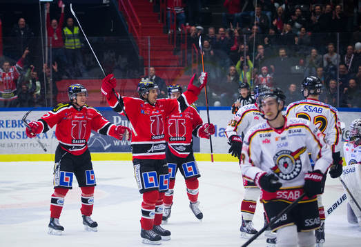 Örebros Tim Wallace gör 2-0 och jublar med Örebros