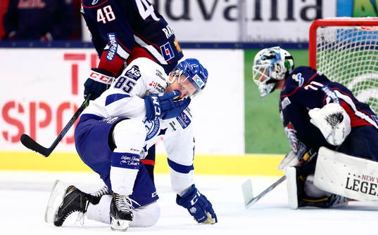 Hög klubba av Linköpings Daniel Rahimi på Leksands Toni