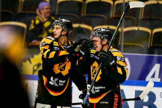 Skellefteås Patrik Zackrisson  och Kirill Kabanov jublar