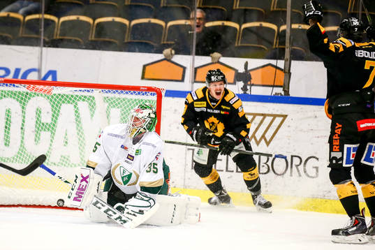 Skellefteås Patrik Zackrisson  och Kirill Kabanov jublar