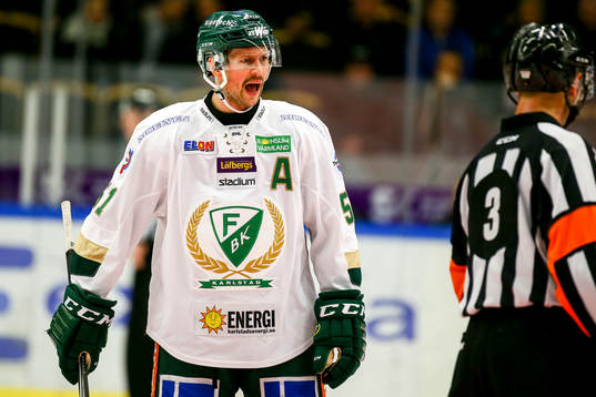 Färjestads Rickard Wallin är arg på domaren Domaren