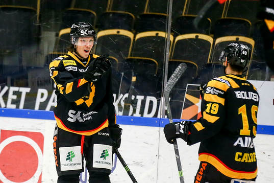 Skellefteås Oscar Sundqvist och Andrew Calof jublar