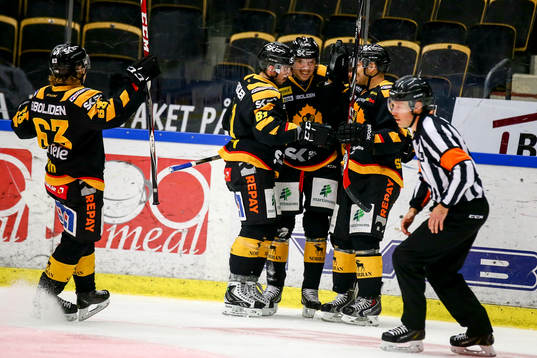 Skellefteås jublar genom Sebastian Aho , Fredrik Lindgren,