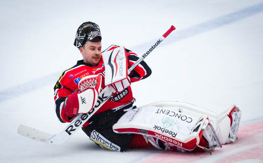 Örebros målvakt Julius Hudacek höll nollan och spexar