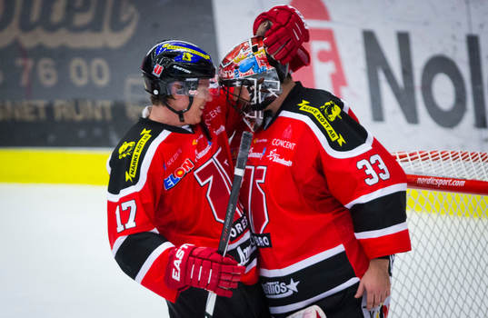 Örebros målvakt Julius Hudacek jublar med Daniel Viksten