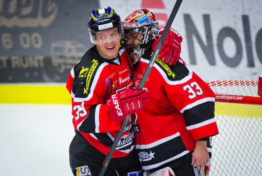 Örebros målvakt Julius Hudacek jublar med Ville Viitaluoma