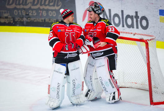 Örebros målvakt Julius Hudacek jublar med målvakt Henrik