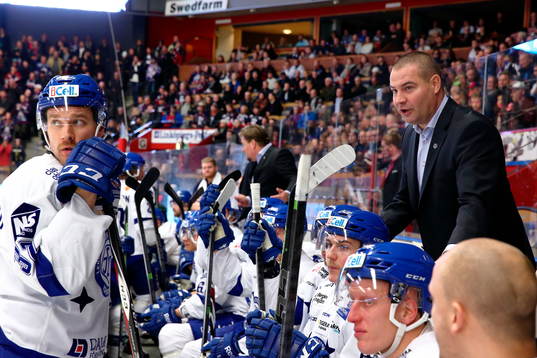 Leksands assisterande tränare Mats Bäcklin i båset