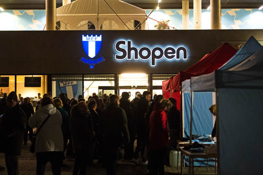Åskådare köar utanför MFF Shopen