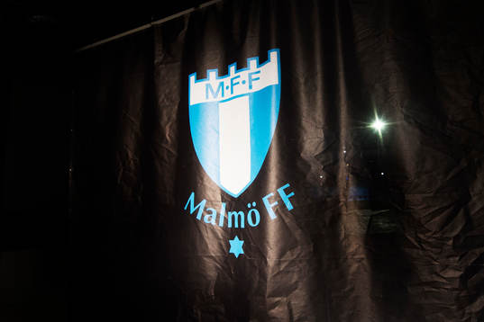 Malmö FFs logotyp hänger i VIP entrén