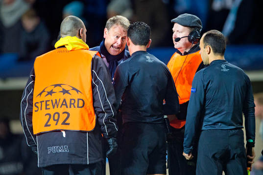 s tränare Åge Hareide argumenterar med Pedro Proenca