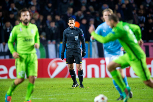Domare Pedro Proenca betraktar spelet