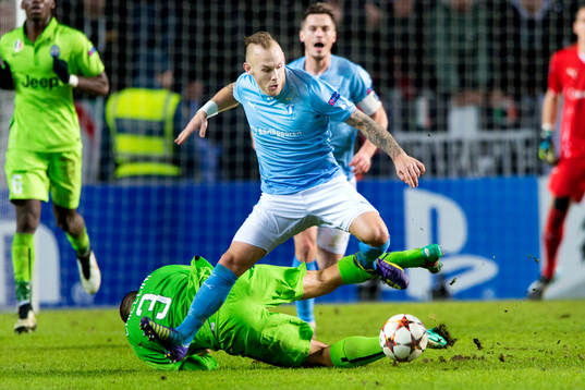 s Magnus Eriksson tar sig över Juventus Giorgio Chiellini