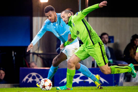 s Isaac Kiese Thelin jagar av Juventus Giorgio Chiellini
