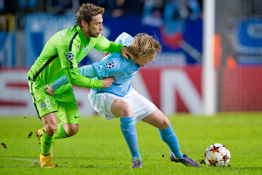 s Emil Forsberg i kamp om bollen med Juventus Claudio