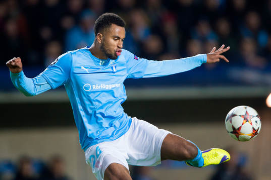s Isaac Kiese Thelin skjuter