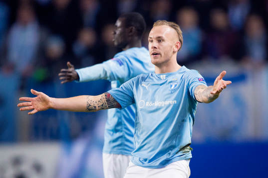s Magnus Eriksson och Enock Kofi Adu slår ut med armarna i