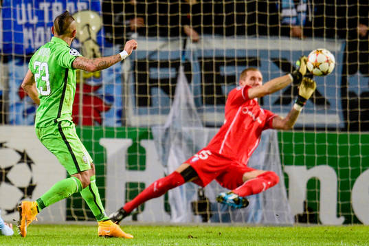 s målvakt Robin Olsen räddar ett skott från Juventus