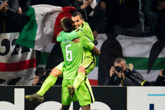 Juventus Carlos Tevez jublar ihop med Paul Pogba