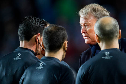 s tränare Åge Hareide i het diskussion med domare Pedro