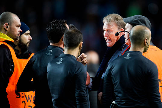 s tränare Åge Hareide i het diskussion med domare Pedro