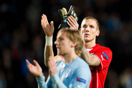 s målvakt Robin Olsen och Emil Forsberg tackar publiken