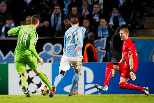s målvakt Robin Olsen och Erik Johansson och gör 0-1