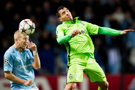 s Anton Tinnerholm och Juventus Carlos Tevez