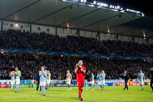 s målvakt Robin Olsen (m) och övriga spelare i Malmö FF