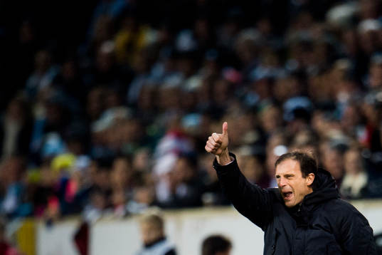 Juventus tränare Massimiliano Allegri gör tummen upp