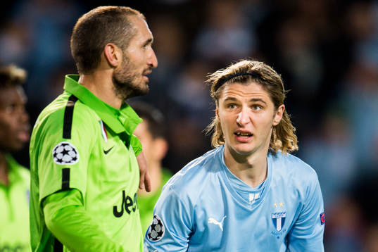 s Pawel Cibicki tittar mot Juventus Giorgio Chiellini