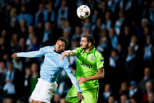 s Isaac Kiese Thelin i nickduell med Juventus Leonardo