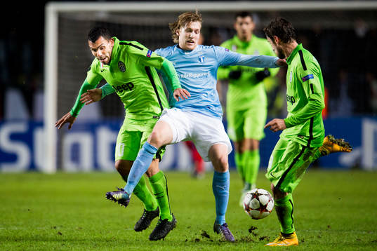 s Emil Forsberg mellan Juventus Carlos Tevez och Claudio
