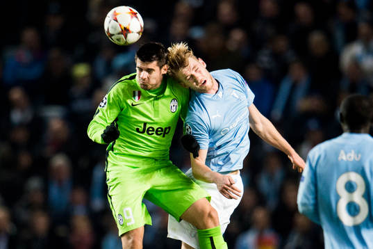 s Filip Helander i nickduell med Juventus Alvaro Morata