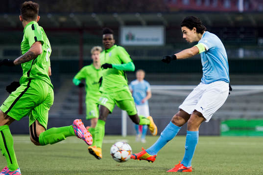 Malmö FFs Deniz Hummet testar skott