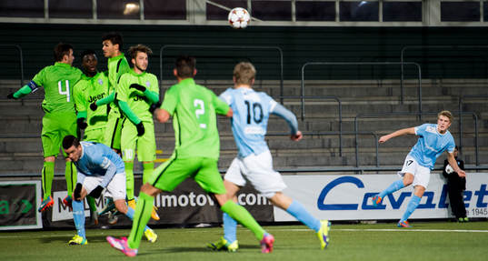 Malmö FFs Jacob Blixt slår en frispark