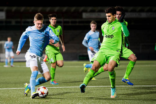Malmö FFs Mattias Svanberg och Juventus Carlos Blanco
