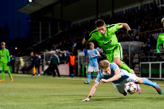 Malmö FFs Jacob Blixt faller