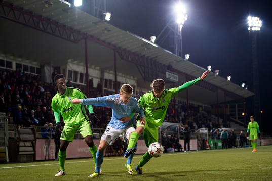 Malmö FFs Mattias Svanberg mellan Juventus Stefano Pellini