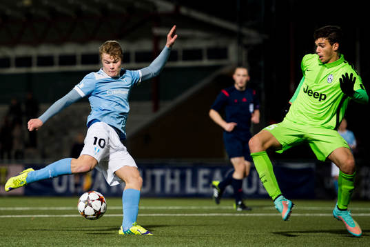 Malmö FFs Freddie Brorsson laddar för skott och Juventus
