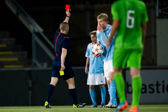 Malmö FFs Anton Kralj får rött kort