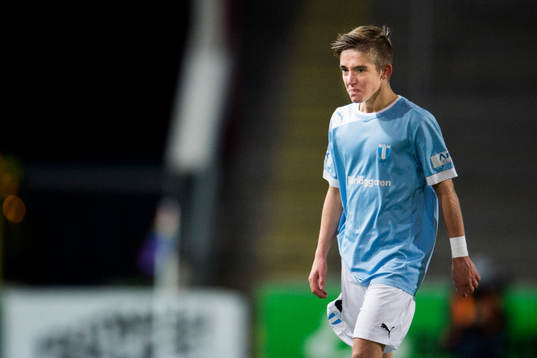 Malmö FFs Anton Kralj lämnar planen