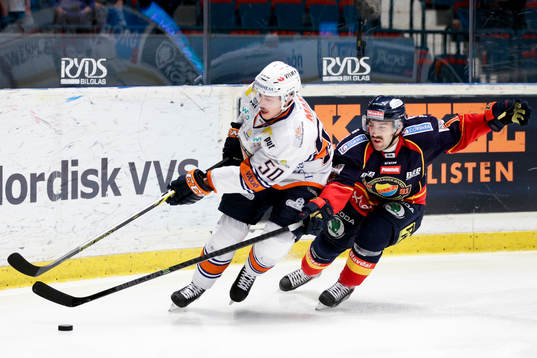 Växjös Sebastian Erixon jagas av Djurgårdens Steve