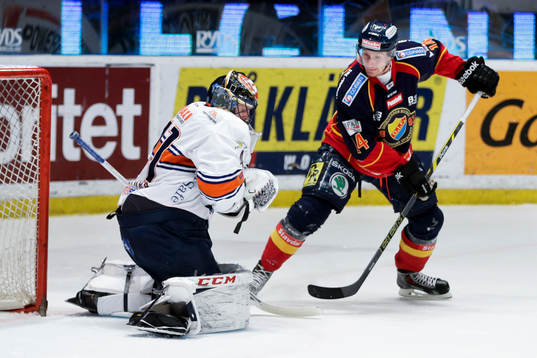 Djurgårdens Alexander Fällström oroar framför Växjös