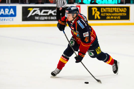 Djurgårdens Alexander Falk med ett skott