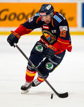 Djurgårdens Steve Saviano med pucken