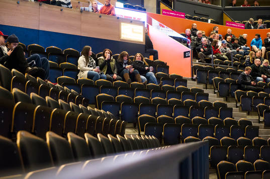 Publiken fick vänta länge på matchstarten då Hv71 var