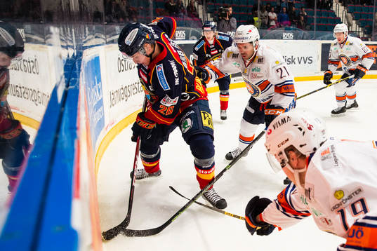 Djurgårdens David Rundqvist i kamp om pucken med Växjös